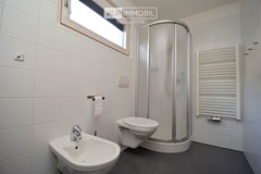12 AUR1490-4 Bathroom web