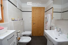 14 AUR1492 Bathroom web