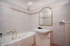11 AUR1468 FirstFloor Bathroom web