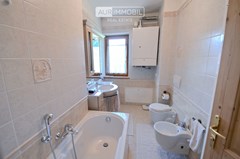 13 AUR1443 SecondFloor Bathroom 1 web