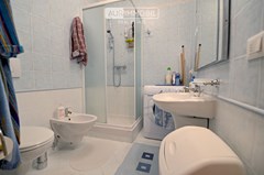 14 AUR1443 SecondFloor Bathroom 2 web