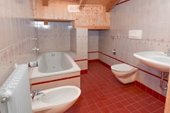 21 AUR1432 TopFloor Bathroom web