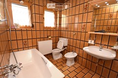 15 AUR1363 Bathroom 2 web
