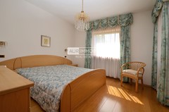 13 AUR1521-1 Bedroom 1 web