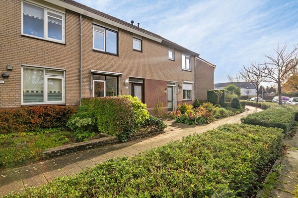 Een stel starters hebben hun leuke eerste woning gekocht