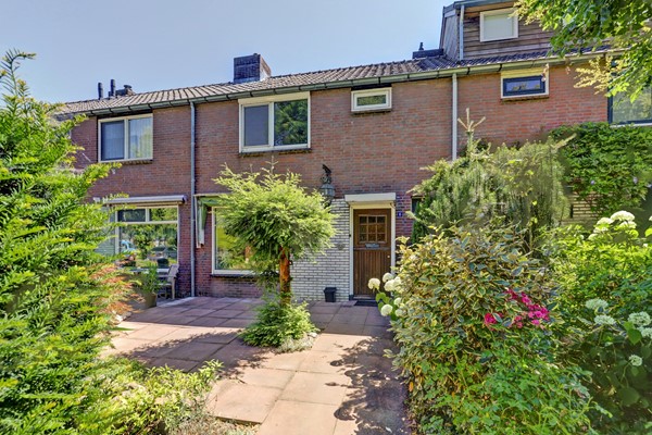 For sale: Tussenwoning aan de rand van Ooij.