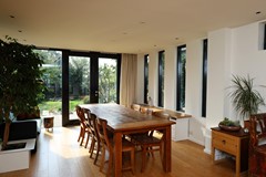 woonkamer achter eettafel.JPG