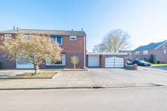Te koop: Zoek je een ruime en moderne gezinswoning? Dan is deze goed onderhouden hoekwoning gelegen aan Ruimstraat 2 te Maasbracht iets voor jou. Deze woning beschikt over drie slaapkamers, een garage, een...