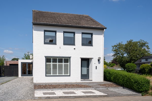 Met drie slaapkamers, een badkamer, een moderne keuken, een bijkeuken, een zolder, een berging en een ruime, sfeervolle aanbouw is dit een ideale woning voor wie comfort en ruimte wil combineren.