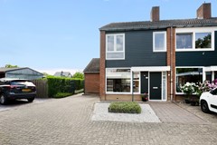 Te koop: Moderne, instapklare en goed onderhouden eindwoning, 3 slaapkamers, zolderkamer en mooie verzorgde tuin.