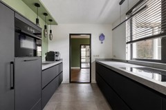 Moderne minimalistische keuken in groen en grafiet.jpg