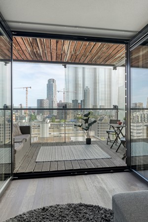 Te koop: Instapklaar wonen op niveau – luxe studio (44 m²) op de 13e verdieping met 10 m² balkon en panoramisch uitzicht over Rotterdam. Gelegen in het iconische complex De Karel Doorman, midden in het cent...