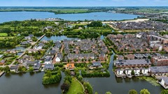 AA Overzicht kavel van bovenaf  met doorkijk naar Braassemermeer.jpg
