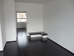 Kamer naar grote slaapkamer met plateau.jpg