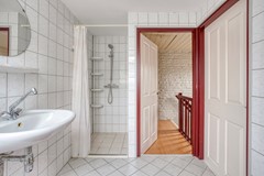 Badkamer boven douche.jpg