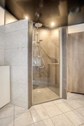 Badkamer beneden douche.jpg