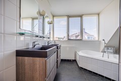 Badkamer wastafel bad.jpg