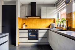 Keuken met hal deur en fornuis.jpg