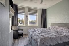 slaapkamer 1 bed raam.jpg
