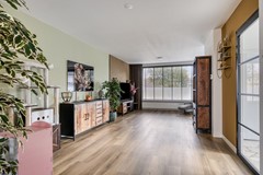 Woonkamer met raam.jpg