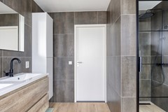 Badkamer met deur en douche.jpg
