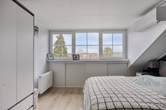 Zolder slaapkamer met raam.jpg