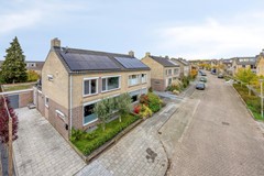 Voorkant schuin met straat.jpg