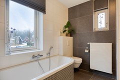 Badkamer bad en raam.jpg