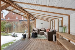 Overkapping binnenkant met loungeset.jpg