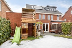 Tuin speeltoestel en terras.jpg