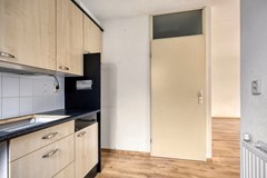 Keuken met bijkeuken deur.jpg