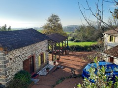cour met kleine huis en boerderij.jpg