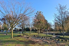 speeltuin en vijver.jpg