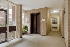 hoofdentree en lift.jpg