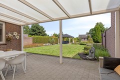 overdekt terras zicht tuin.jpg