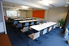 Lokaal E cabaretopstelling 5 - zonder mensen.JPG