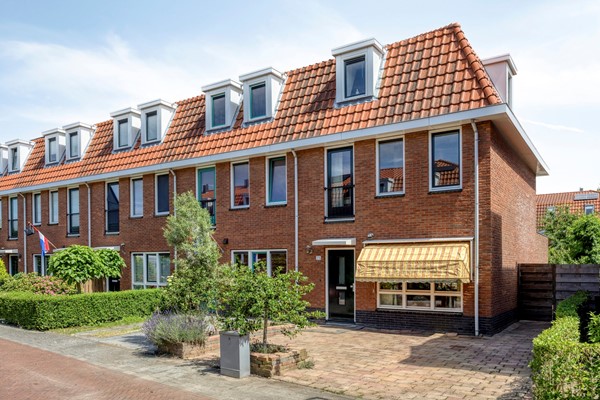 Statige hoekwoning in jaren 30 stijl, met vier slaapkamers op een groot perceel