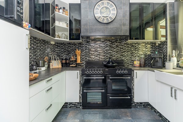 Medium property photo - Hogenbanweg 116A, 3028 GV Rotterdam