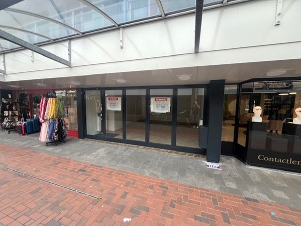 Te huur: PER DIRECT TE HUUR!! OP A1 LOCATIE , INSTAPKLAAR met grote schuifpui aan de voorzijde.