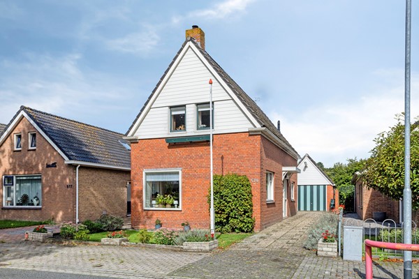 Te koop: NIEUW IN DE VERKOOP! Mooi gelegen , keurige vrijstaande woning met eigen inrit en stenen garage.