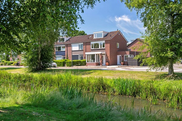 Uitgebouwde hoekwoning met extra ruimte voor praktijk/salon/kantoor aan huis! 