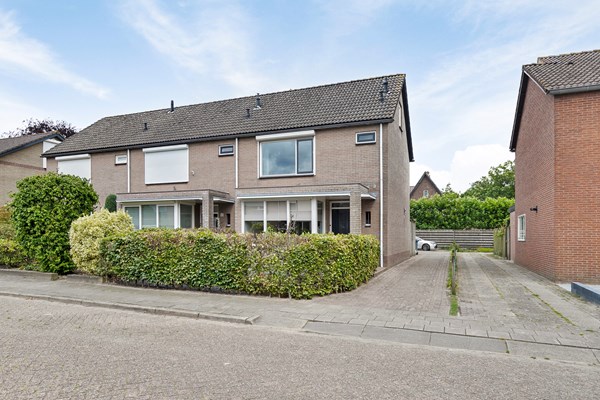 Nette afwerking, hoekwoning met salon (voormalige garage). 