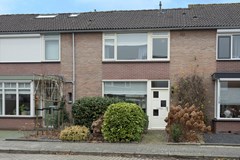 Verkocht onder voorbehoud: Een woning waar je aan de buitenkant eigenlijk geen onderhoud meer hoeft te plegen maar die je van binnen nog helemaal naar je eigen stijl kunt maken!