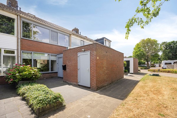 Goed onderhouden, moderne tussenwoning met veel ruimte! 