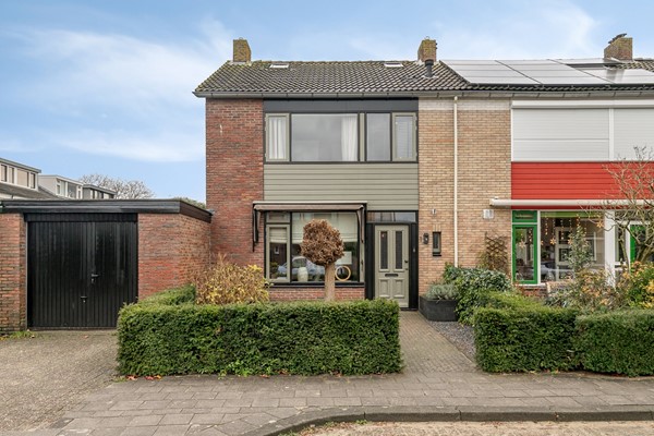 Uitstekende onderhouden hoekwoning met garage