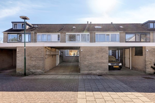 LOCATIE! Privacy en veel woonoppervlakte! 