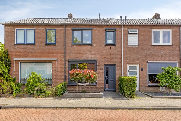 Ruim uitgebouwde middenwoning met zeer ruime schuur en maar liefst twee tuinen! 
