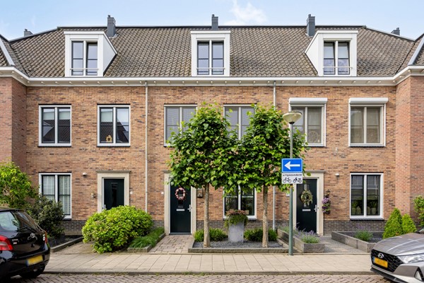 Uitstekend onderhouden en moderne tussenwoning! 