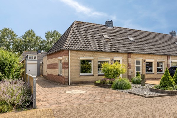 Uitgebouwde levensloopbestendige woning met eigen oprit! 
