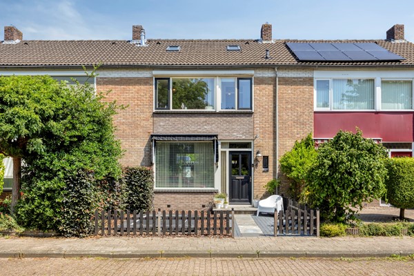 Super leuk, centraal en vrij gelegen tussenwoning met dakkapel en bijkeuken! 
